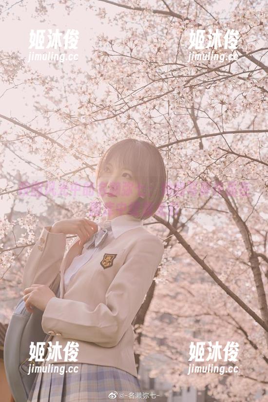 名赖弥七 校园风光中的名赖弥七:她的写真作品在图库中绽放光彩