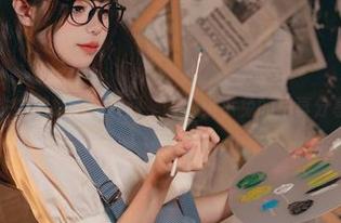 在地铁中捕捉萌妹瞬间，咬人小小兔的写真分享时光