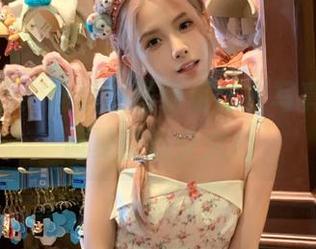 甜美无敌！喵糖映画草莓泳衣写真集，邂逅夏季的少女心