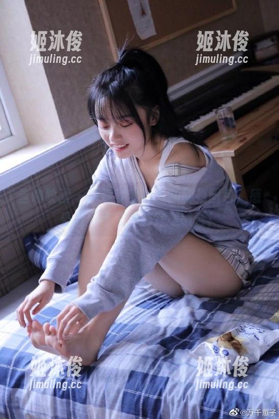 壹吻映画-梦梦 壹吻映画 - 探索梦梦的最新御姐图包,感受摄影与艺术的完美融合!