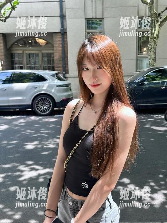 头条女神-coco 头条女神 - 为何Coco泳装图包能抓住你的心?精选照片揭示她的魅惑之源!