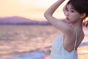 头条女神 – 打开周熙妍的最新毛衣写真，美图揭示时尚与舒适的平衡