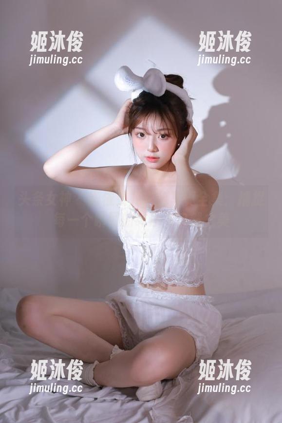 头条女神-娜依灵儿 头条女神 - 娜依灵儿白色写真全集:捕捉每一个瞬间的纯净与自然之美