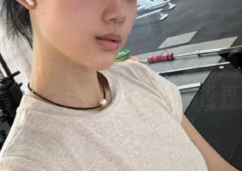 头条女神 – 网盘独家分享！尹菲黑色写真，带你进入神秘优雅的世界