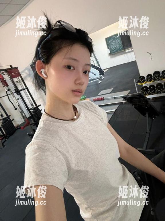头条女神-尹菲 头条女神 - 网盘独家分享!尹菲黑色写真,带你进入神秘优雅的世界