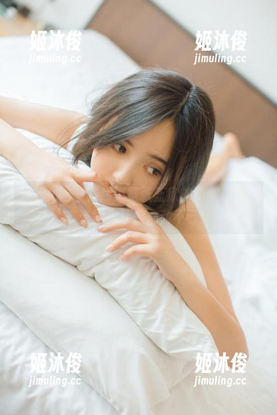 头条女神-张蓝欣 头条女神 - 在线浏览张蓝欣的甜美剧情,丰富图片让你心动不已!