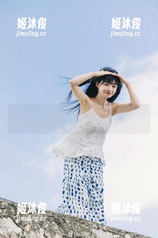 头条女神-曼苏拉娜 头条女神 - 闪耀职场:曼苏拉娜的独特私拍秘书作品分享