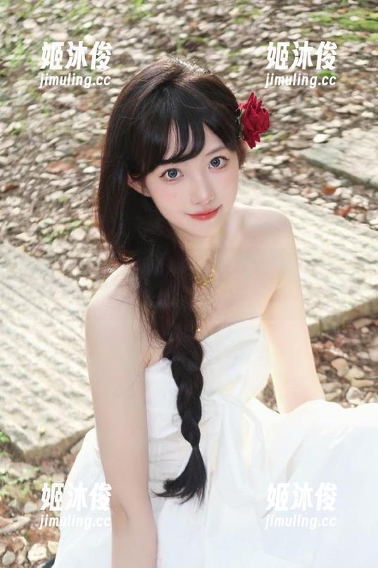 头条女神-神琦泽步 头条女神 - 神琦泽步的户外写真精选,尽显自然背景下的迷人风采