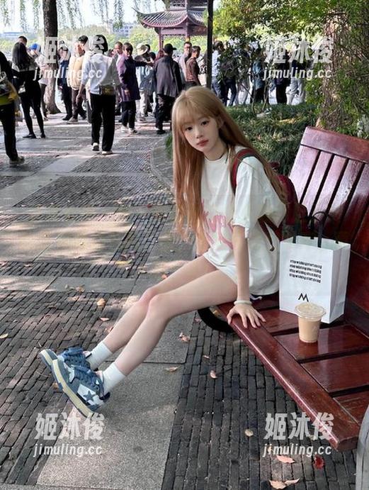 头条女神-语溪 头条女神 - 每一张都能让你乐翻到肚子疼的语溪姐姐私拍套图,幽默与美貌并存,真是个宝!