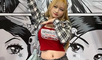 短裙私拍写真，奇行家狗崽为你呈现的别样时尚风格