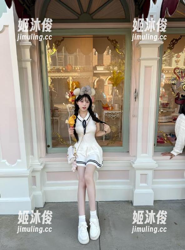 奶雯 微密圈 - 奶雯带来的惊艳私房美足图包,绝对让你目不转睛!