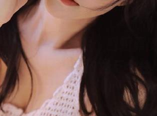 微密圈 – 无圣光的奶雯，超短黑皮裙写真套图，感受她的时尚与个性！