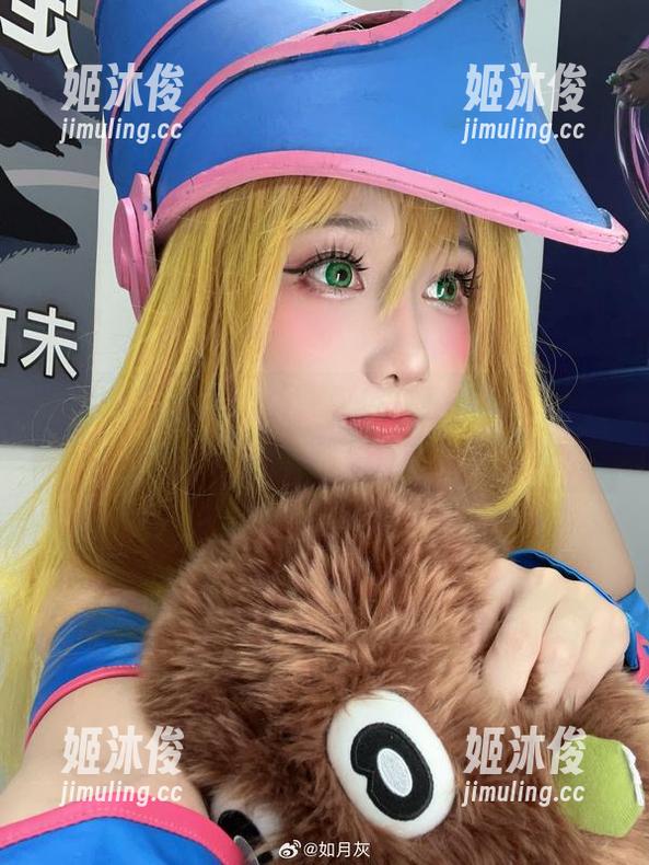 如月灰 全网最狂热的最新图包!来看看如月灰如何驾驭《明日方舟黑》