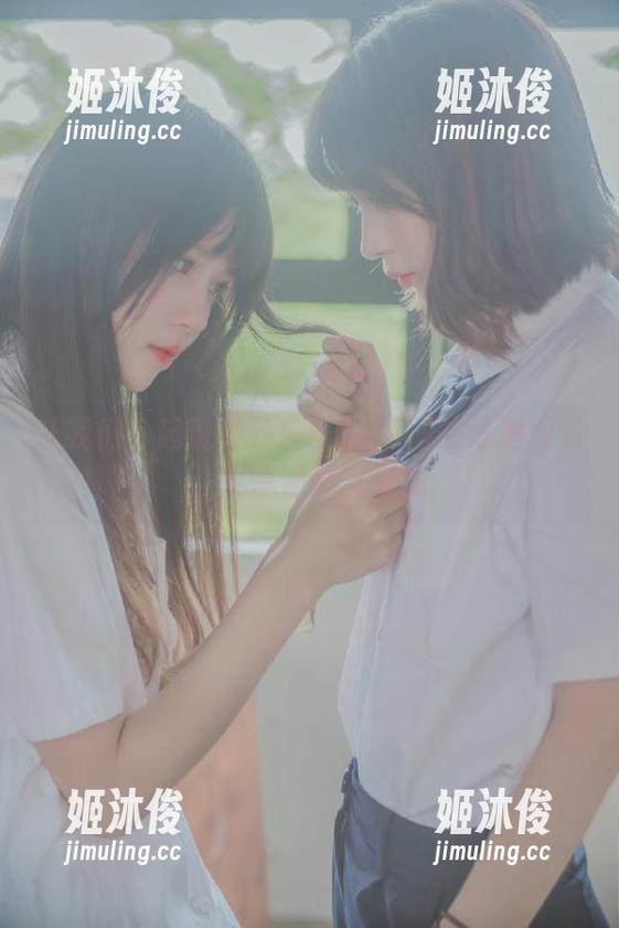 让我们一起观看孙乐乐(손예은)的泳池图包，尽享清新与活力
