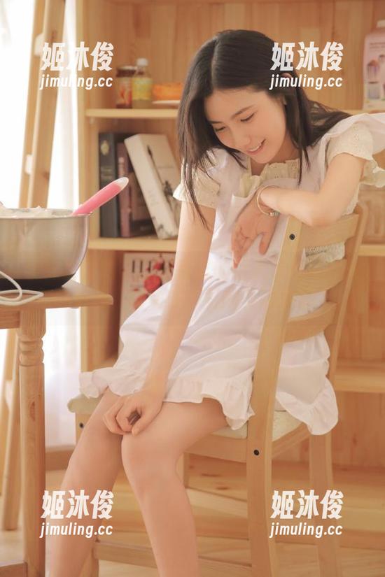 学妹加速跑-佳儿 学妹加速跑 - 不容错过的佳儿泳池写真集更新,跃动在水面的美丽瞬息