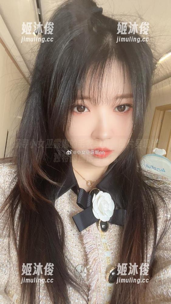 小女巫露娜 探寻小女巫露娜的毛衣写真,照片呈现出独特的魔法与优雅