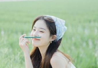 尤果网 – 值得收藏的高清伊莉娜套装写真资源，时尚界的新风向标