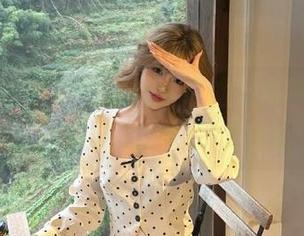 尤果网 – 感受杨果果的空姐写真图包，尽享时尚与职业的完美结合
