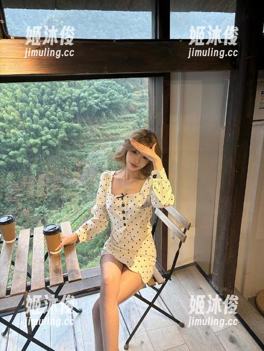 尤果网-杨果果 尤果网 - 感受杨果果的空姐写真图包,尽享时尚与职业的完美结合