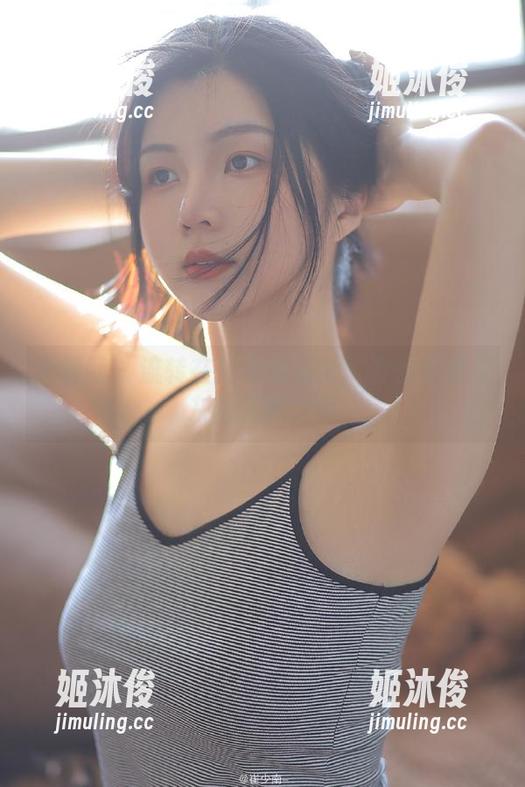 尤果网-涉谷由里 尤果网 - 流转在指尖的光影:涉谷由里与灰丝写真之美