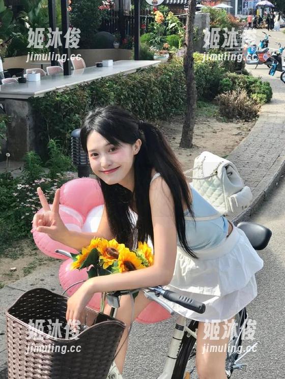 尤物馆-婕西儿jessie 尤物馆 - 白衬衫的魅力:婕西儿jessie套图精选记录下她的优雅瞬间