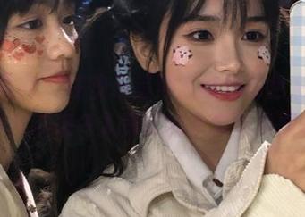 异思趣向 – 在快乐星期五的绚丽色彩中，小宝带来令人惊叹的全套写真图片