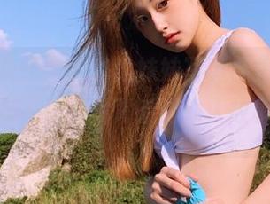 “抱走莫子”的吉他妹妹写真合集，带你体会她每一张照片背后的动人故事与情感。