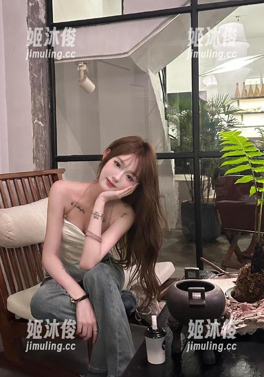 微密圈 - 原图欣赏：文茜cool白色主题写真照片中的光影交融