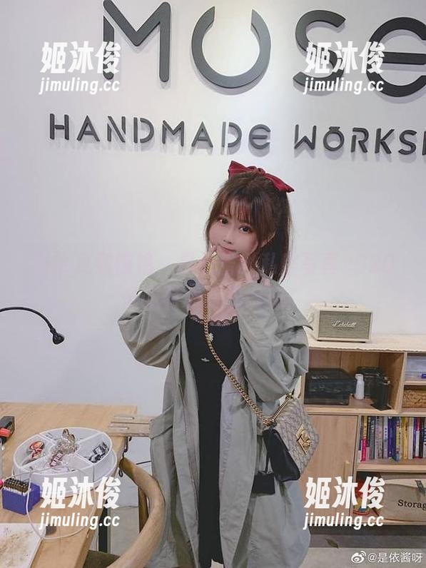 是依酱吖 从平凡到惊艳,是依酱吖私房写真2020圣诞特辑终极诱惑!