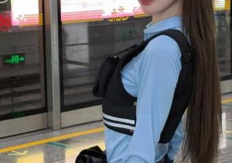 微密圈 – 果儿Victoria黑丝吊带私拍合集：她用镜头讲述的性感故事