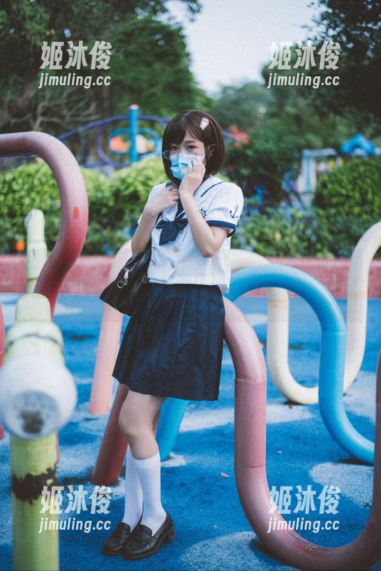 柒柒不可爱 邂逅柒柒不可爱的学妹写真,轻松下载,带回家她那令人心动的青春魅力瞬间!