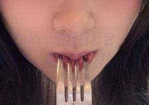 获取柘烟Zuken的红裙图包，免费下载她的精彩写真，感受不一样的艺术魅力！