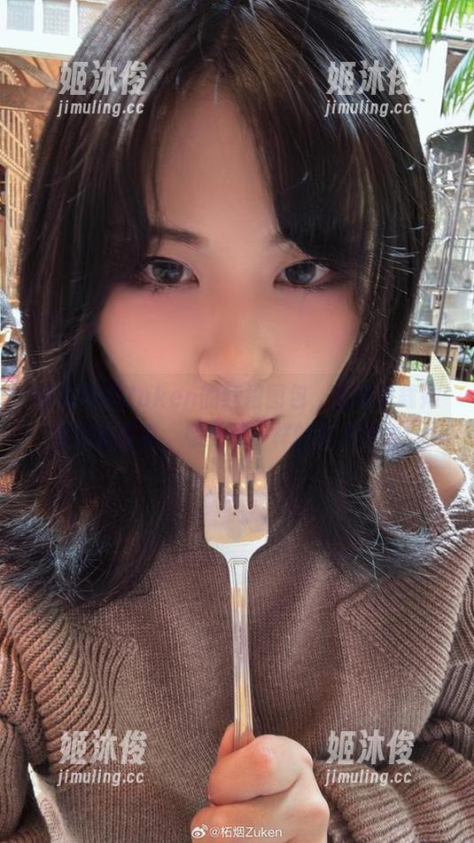柘烟Zuken 获取柘烟Zuken的红裙图包,免费下载她的精彩写真,感受不一样的艺术魅力!