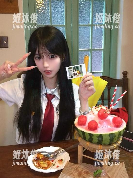 梦丝女神-灵唯 梦丝女神 - 灵唯水手服写真:每一张照片都在讲述一个动人的故事