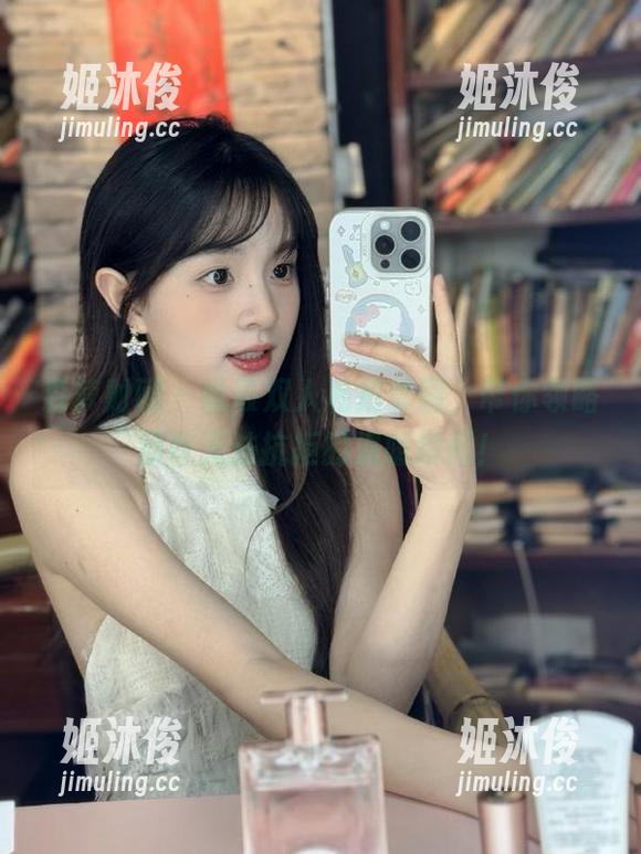 森萝财团-吸吸 森萝财团 - 吸吸双人私拍套图,带你领略那些无法抗拒的温暖瞬间!