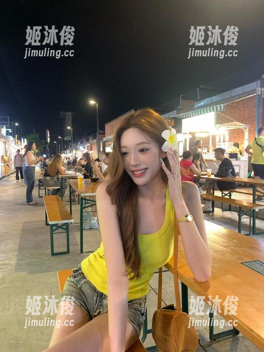 森萝财团 独家美图精选:森萝财团50D白丝练功服与百合踩物带来的视觉盛宴
