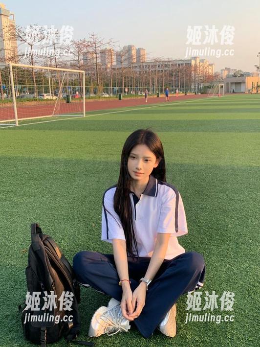 模范学院-夏玲蔓 模范学院 - 揭开夏玲蔓的私拍美图:连衣裙展现她的独特风格
