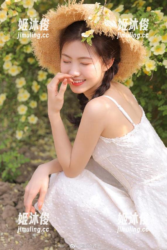 洁己u 微密圈 - 洁己u的红色死库水美图,意想不到的风格,套图让每一刻都成为视觉盛宴!