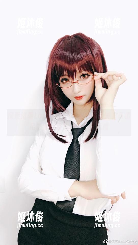洛璃LoLiSAMA 探索洛璃LoLiSAMA的纠结与柔美,高清吊带照片带你领略不同风情