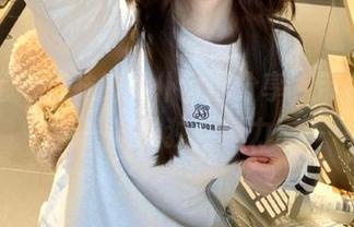 爱美足 – 佳妹的女仆套图分享，带你感受每一帧的独特魅力！