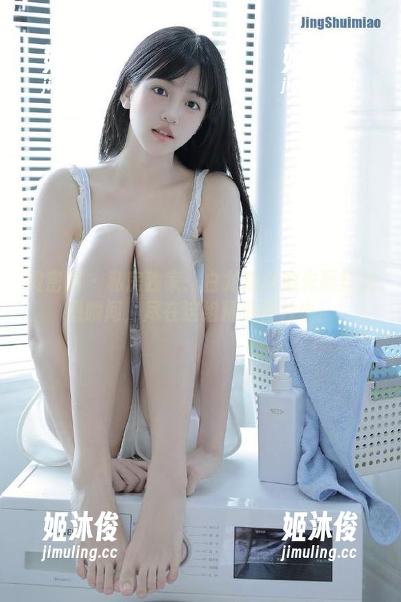 白龙猫女 微密圈 - 私房独家:白龙猫女油光黑丝魅惑瞬间,尽在这组精选图片中!