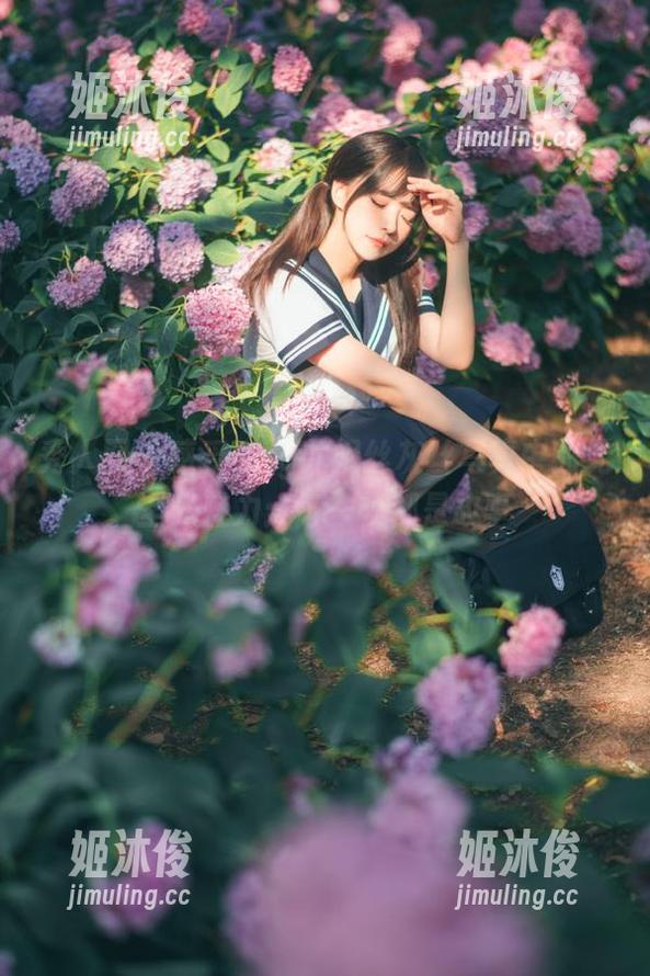 秀人网-Egg尤妮丝 秀人网 - 感受Egg尤妮丝灰丝写真中的无圣光魅力:每一帧都是故事