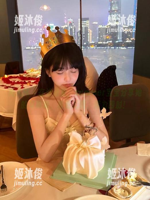 秀人网-summer宝宝 秀人网 - 在泳池里,summer宝宝分享她的写真集,青春无限,活力四射!