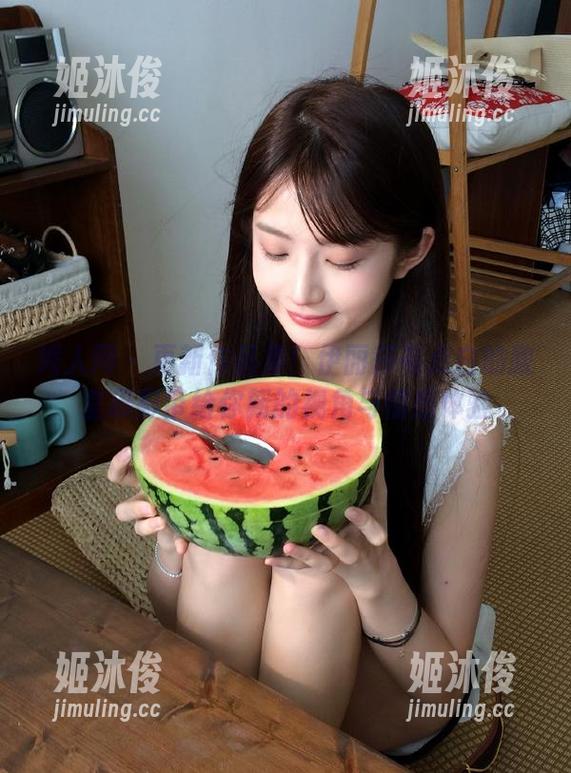 秀人网-伊丽莎有点白 秀人网 - 更新作品集!伊丽莎有点白的教室摄影带给你新的视角与情感体验