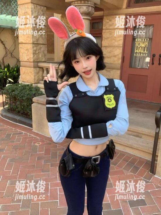 秀人网-初梦瑶 秀人网 - 精选写真大赏:初梦瑶如何在黑色中展现真实自我
