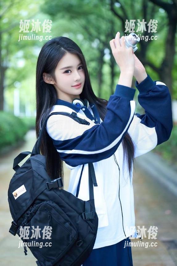 秀人网-小小白思宜 秀人网 - 探索旗袍之美:小小白思宜的经典写真合集,绽放无限魅力