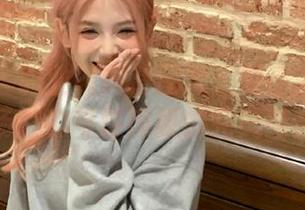 秀人网 – 职业装高清图集汇聚小尤奈：职场魅力与时尚感的完美结合