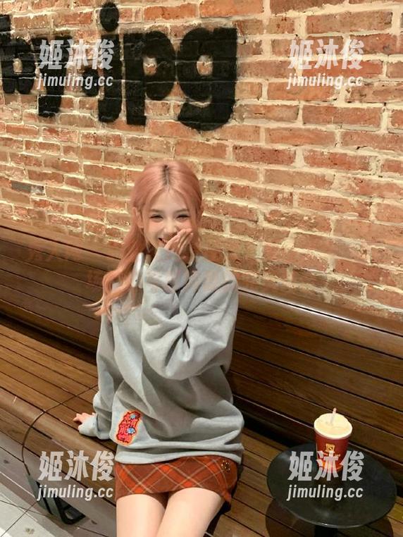 秀人网-小尤奈 秀人网 - 职业装高清图集汇聚小尤奈:职场魅力与时尚感的完美结合