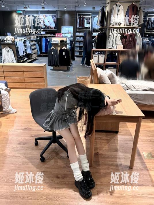 秀人网-林乐一 秀人网 - 奶牛日常:林乐一私房美图里的搞笑桥段,轻松一笑!