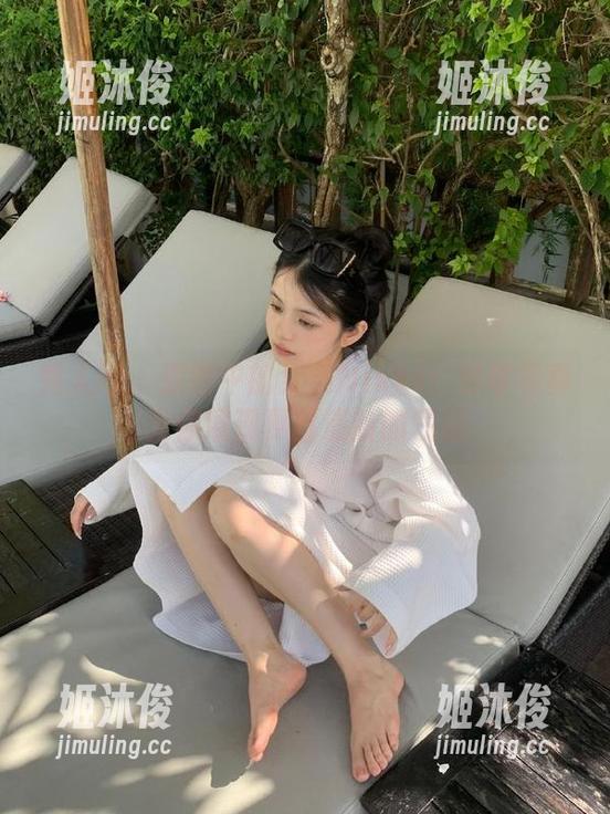 秀人网-果果Nikki 秀人网 - 原图中的果果Nikki:吊带写真为你展现夏日清新的气息